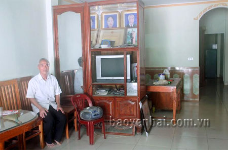 Ông Lâm Thanh Phong trong ngôi nhà mới xây theo Đề án Hỗ Trợ nhà ở cho người có công với cách mạnh của tỉnh.