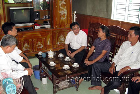 Lãnh đạo huyện Trấn Yên thăm gia đình bà Đỗ Thị Được là vợ liệt sỹ ở thôn 5, xã Hòa Cuông.