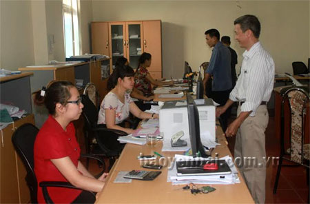 Cán bộ Chi cục Thuế Văn Yên thực hiện nhiệm vụ chuyên môn.