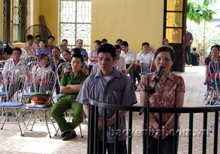 Nguyễn Văn Tiến và Nguyễn Thị Phượng tại phiên tòa.