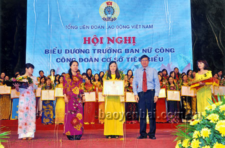 Cô giáo Lê Minh Hiền nhận bằng khen tại Hội nghị biểu dương Trưởng ban Nữ công công đoàn cơ sở tiêu biểu toàn quốc.
