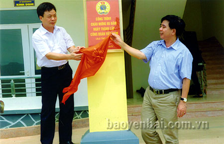 Đồng chí Nguyễn Ngọc Thanh - Phó chủ tịch LĐLĐ tỉnh (bên trái) gắn biển công trình chào mừng 85 năm ngày thành lập Công đoàn Việt Nam tại công trình Công ty điện lực Văn Chấn.
