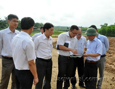 Đồng chí Hoàng Xuân Nguyên - Phó chủ tịch UBND tỉnh kiểm tra các vướng mắc liên quan đến GPMB đường cao tốc Nội Bài - Lào Cai.