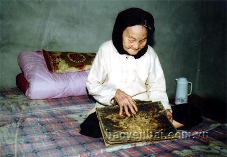 Cụ bà Vũ Thị Vĩnh - vợ ông Hà Văn Đê - người lưu giữ chiếc cặp da của liệt sĩ Hoàng Văn Vinh.