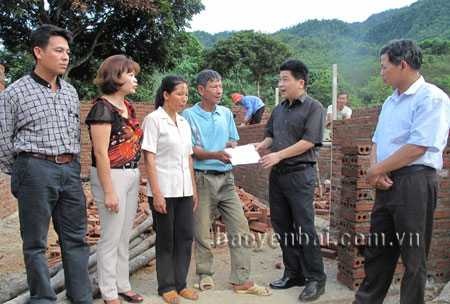 Lãnh đạo huyện Văn Chấn thăm và kiểm tra tiến độ thi công nhà cho người có công tại xã Đồng Khê.