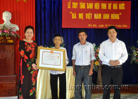 Đồng chí Ngô Thị Chinh - Phó Chủ tịch UBND tỉnh cùng lãnh đạo các sở, ban, ngành của tỉnh, các địa phương dâng hương tưởng niệm các liệt sỹ, Bà mẹ Việt Nam Anh hùng.