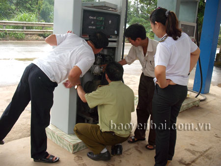 Đoàn thanh tra tiến hành kiểm tra niêm chì buồng đong phương tiện đo.
