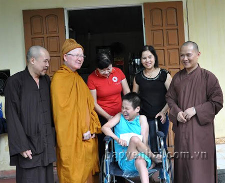 Tặng xe lăn và quà cho cháu Lại Thị Hương Giang, 17 tuổi bị bại não ở phường Nam Cường.