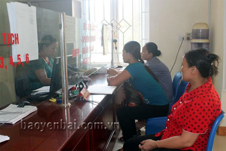 Người dân đến văn phòng đăng ký quyền sử dụng đất thành phố Yên Bái được hướng dẫn chu đáo nhiệt tình.

