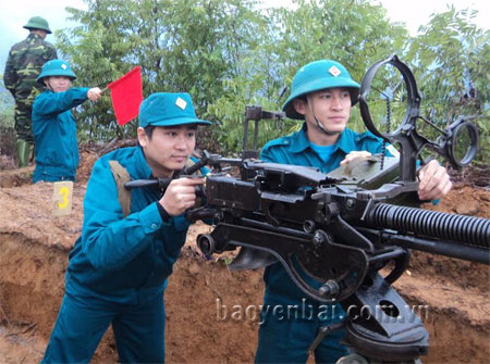 Lực lượng dân quân huyện Trạm Tấu tham gia diễn tập khu vực phòng thủ huyện năm 2013.
