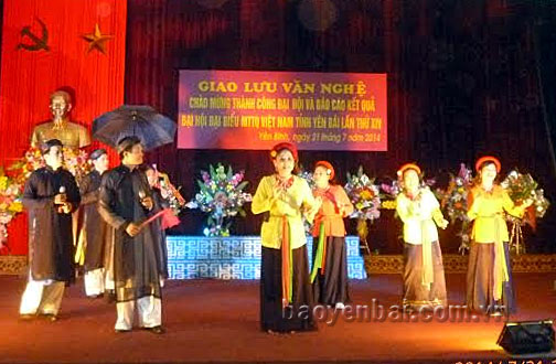 Một tiết mục biểu diễn của Câu lạc bộ Hoa Ban giao lưu tại huyện Yên Bình chào mừng thành công Đại hội Mặt trận Tổ quốc tỉnh lần thứ XIV - 2014.
