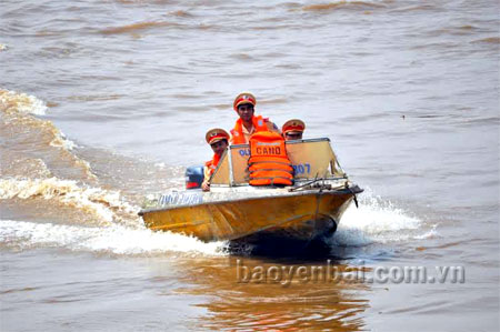 Đội cảnh sát giao thông đường thủy, Phòng Cảnh sát giao thông Công an tỉnh thường xuyên tổ chức tuần tra trên các tuyến đường sông trong mùa mưa lũ.
