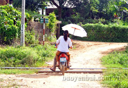 Một tuyến đường dân sinh trái phép dẫn vào thôn Khe Chám, xã Đông Cuông.
