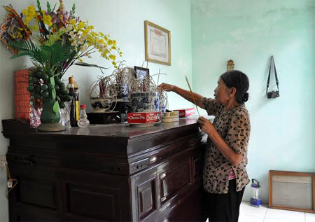 Bà Đinh Thị Xuân, phường Nam Cường (thành phố Yên Bái) thắp hương cho chồng là liệt sĩ Ngô Văn Thanh.
