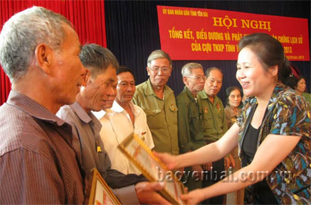 Đồng chí Ngô Thị Chinh - Phó chủ tịch UBND tỉnh tặng bằng khen cho các cựu TNXP tiêu biểu tỉnh Yên Bái năm 2013.