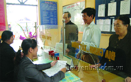 Cán bộ công chức phường Nam Cường, thành phố Yên Bái giái quyết các thủ tục hành chính nhanh gọn cho người dân.