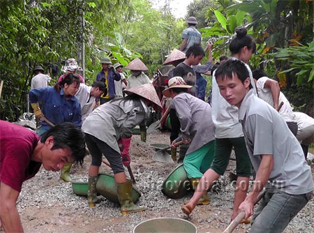 Nhân dân xã Yên Thắng tích cực tham gia làm đường giao thông liên thôn. 
