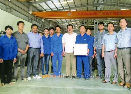 Đồng chí Vương Văn Bằng (áo trắng đứng giữa) - Chủ tịch LĐLĐ tỉnh thăm hỏi, động viên công nhân lao động Công ty TNHH Đá cẩm thạch R.K Việt Nam tại Lục Yên.