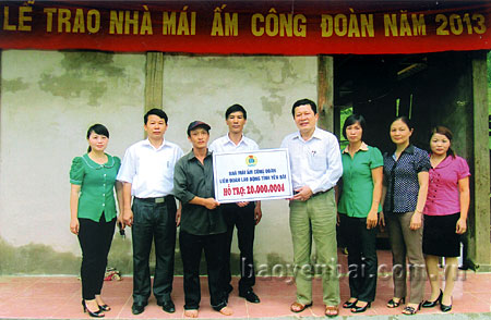 Đồng chí Vương Văn Bằng - Chủ tịch LĐLĐ tỉnh trao hỗ trợ “Mái ấm công đoàn” cho đoàn viên Sùng A Tu - Liên đoàn Lao động huyện Mù Cang Chải.