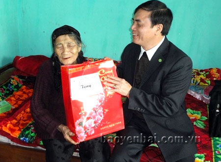 Đồng chí Trần Thế Hùng - Bí thư Huyện ủy Văn Yên tặng quà Mẹ Việt Nam anh hùng.
