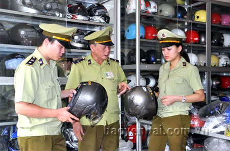Lực lượng quản lý thị trường kiểm tra chất lượng mũ bảo hiểm tại cơ sở kinh doanh buôn bán ở thành phố Yên Bái.