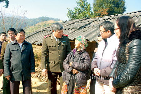 Thiếu tướng Đặng Trần Chiêu - Giám đốc Công an tỉnh cùng lãnh đạo huyện Trạm Tấu thăm hỏi đồng bào Mông xã Bản Mù, huyện Trạm Tấu.