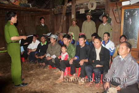 Công an huyện Mù Cang Chải tuyên truyền kiến thức pháp luật cho nhân dân xã Lao Chải.
(Ảnh: Phong Sơn)