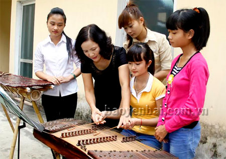 Giảng viên khoa Âm nhạc hướng dẫn học sinh thực hành trên nhạc cụ truyền thống.
