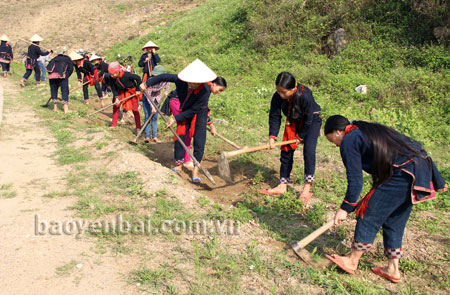 Đồng bào Dao xã Nậm Lành (huyện Văn Chấn) thường xuyên vệ sinh môi trường thôn, bản.
