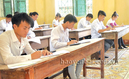 Thí sinh làm bài thi môn Toán tại Trường THPT Lý Thường Kiệt, thành phố Yên Bái.