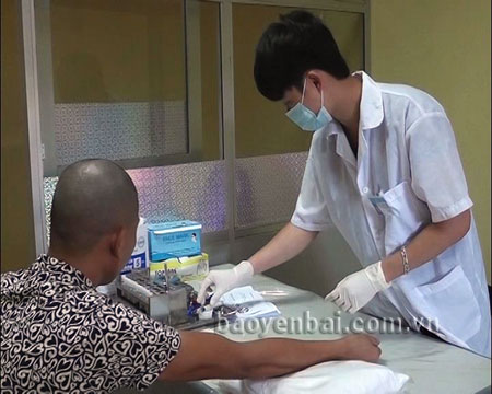 Cán bộ cơ sở điều trị Methadone thị xã Nghĩa Lộ lấy mẫu máu xét nghiệm cho bệnh nhân.
