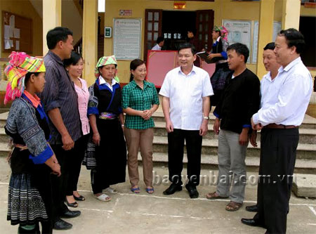 Đồng chí  Dương Văn Thống trao đổi ý kiến với cử tri tại xã Nậm Khắt.