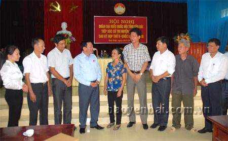 Các đại biểu Quốc hội tiếp xúc cử tri tại xã Báo Đáp, huyện Trấn Yên.