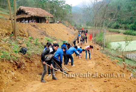 Thanh niên tình nguyện tham gia làm đường giao thông nông thôn tại xã Xuân Long (Yên Bình).
