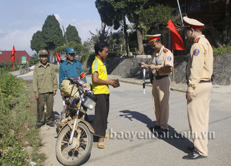 Lực lượng Công an và dân quân xã Suối Giàng cùng lực lượng cảnh sát giao thông Công an huyện Văn Chấn kiểm tra giấy phép lái xe của người điều khiển phương tiện giao thông.
