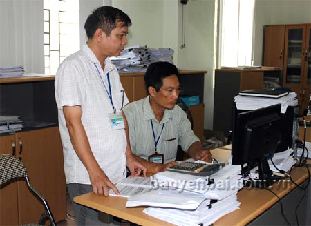 Cán bộ Chi cục Thuế huyện Văn Chấn ứng dụng công nghệ tin học trong quản lý thu ngân sách.
