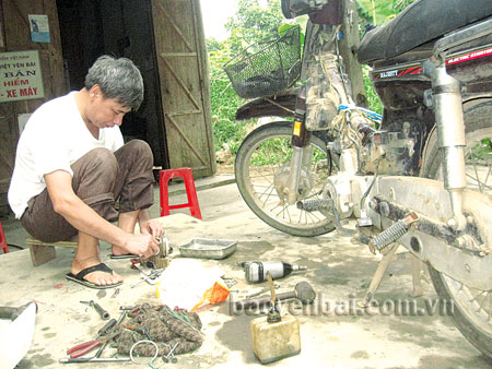 Ông Vũ Văn Hảo phải làm nghề sửa xe máy để duy trì cuộc sống gia đình.
