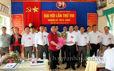 Đồng chí Trần Thế Hùng - Bí thư Huyện ủy Văn Yên tặng hoa chúc mừng Ban chấp hành Đảng bộ xã Quang Minh nhiệm kỳ 2015 - 2020.
