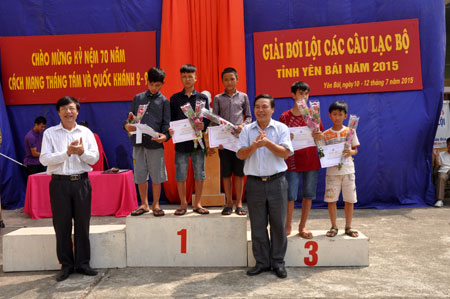 Ban tổ chức trao giải cho các VĐV đạt thành tích ở các nội dung thi đấu.

