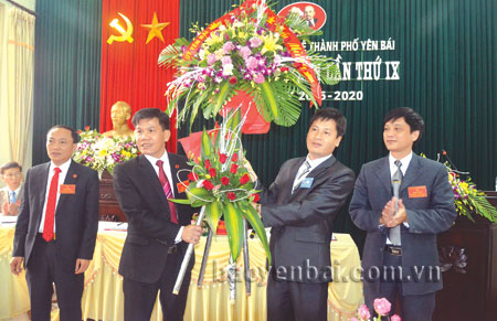 Đồng chí Ngô Hạnh Phúc - Bí thư Thành ủy Yên Bái tặng hoa chúc mừng Đại hội Đảng bộ Chi cục Thuế thành phố lần thứ IX, nhiệm kỳ 2015 - 2020.