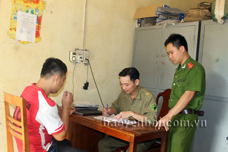 Công an huyện Lục Yên và xã Mường Lai hướng dẫn công dân thực hiện việc trình báo tạm trú, tạm vắng.