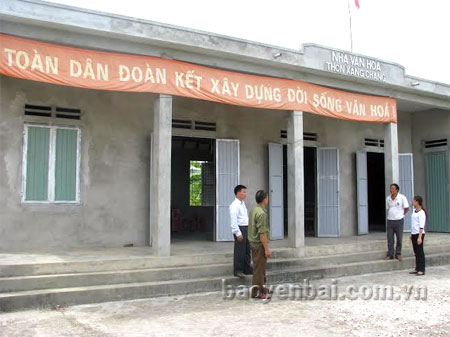 Nhà văn hóa thôn Xâng Chang được nhân dân đóng góp xây dựng rộng rãi, khang trang.
