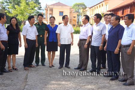 Đồng chí Tạ Văn Long - Ủy viên Ban Thường vụ Tỉnh uỷ, Phó chủ tịch Thường trực UBND tỉnh trao đổi về tình hình phát triển kinh tế - xã hội với các đồng chí lãnh đạo huyện Lục Yên.