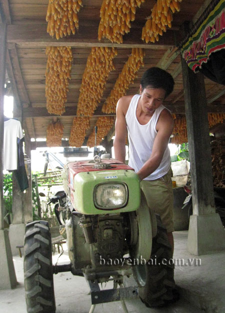 Anh Lò Văn Thành bảo dưỡng chiếc máy cày của gia đình.
