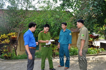 Cán bộ Công an huyện Lục Yên cùng lực lượng vũ trang xã Mai Sơn bàn giải pháp bảo đảm an ninh trật tự trên địa bàn.
