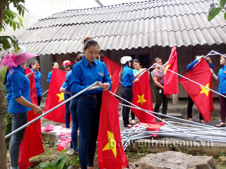 Chào mừng Đại hội đại biểu Đảng bộ huyện lần thứ XXI, tuổi trẻ Lục Yên đã hoàn thành công trình thanh niên “Tổ quốc trong trái tim tuổi trẻ” với việc treo 1.000 lá cờ Tổ quốc tại các tuyến phố trên địa bàn thị trấn Yên Thế, trị giá gần 100 triệu đồng.
