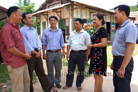 Đồng chí Nguyễn Khắc Thắng - Chủ tịch UBND xã Khai Trung (thứ 3, phải sang) và lãnh đạo Huyện ủy, Phòng Nông nghiệp và Phát triển nông thôn huyện trao đổi về công tác phát triển kinh tế - xã hội ở địa phương.
