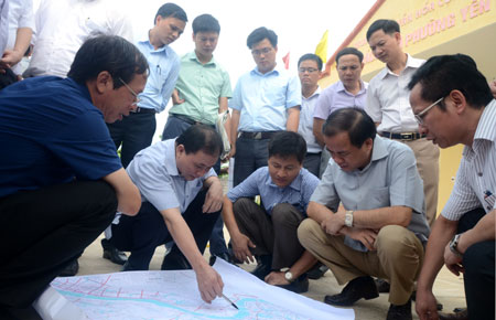 Đồng chí Phạm Duy Cường - Bí thư Tỉnh ủy (thứ 2 từ trái sang) cùng các đồng chí trong đoàn công tác của tỉnh xem xét vị trí xây dựng cầu Hồng Hà.
