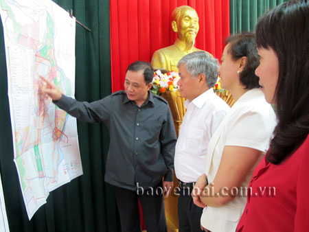 Đồng chí Phạm Duy Cường - Bí thư Tỉnh ủy Yên Bái định hướng quy hoạch mở rộng không gian thị xã Nghĩa Lộ.