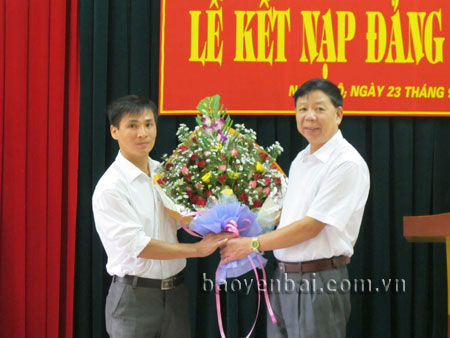 Lãnh đạo Chi bộ Đài Truyền thanh - Truyền hình thị xã tặng hoa chúc mừng đảng viên được kết nạp năm 2011. (Ảnh tư liệu)